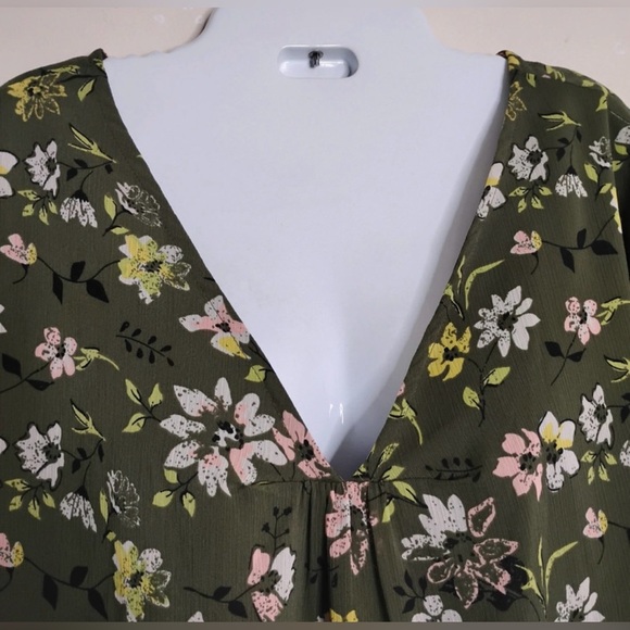 Time and Tru Green Floral V-Neck Blouse Size L (12–14) - Picture 3 of 8